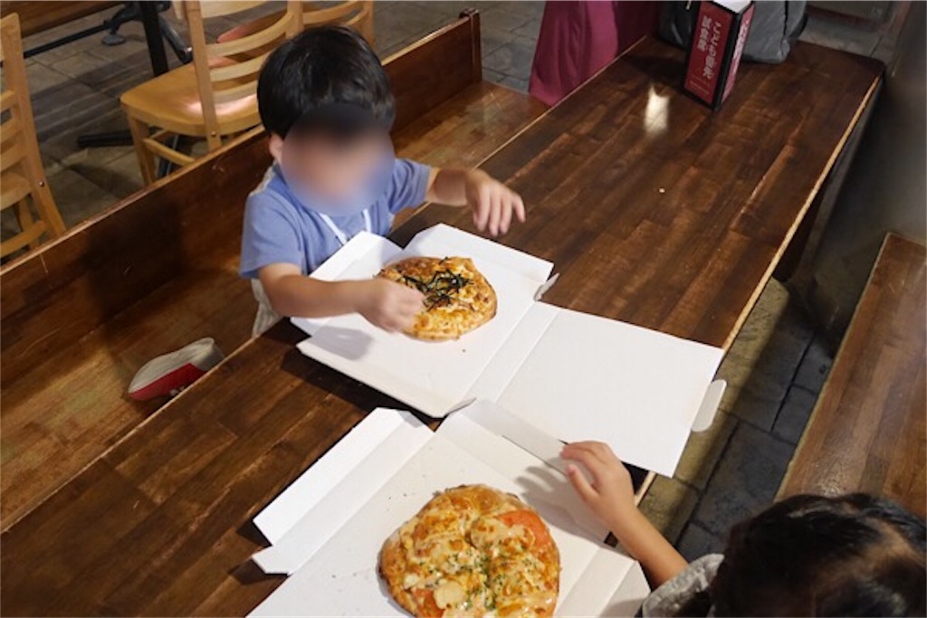 f:id:komugendai:20190920175917j:plain ピザを食べる