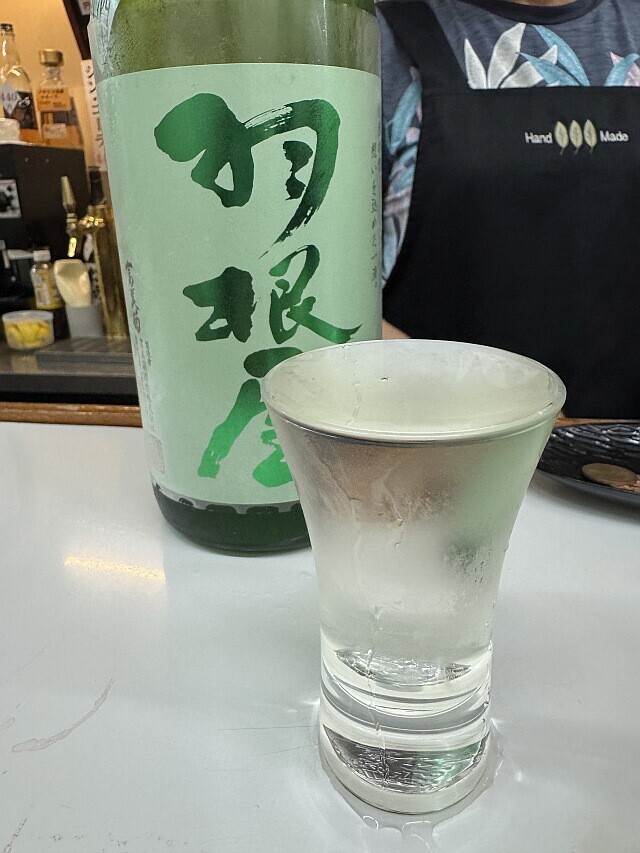 横須賀中央 酒のデパート ヒトモト 立ち呑みカウンター - 赤・黒・黄色