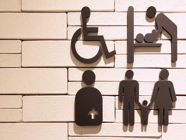 バリアフリー　ユニバーサルデザイン　例