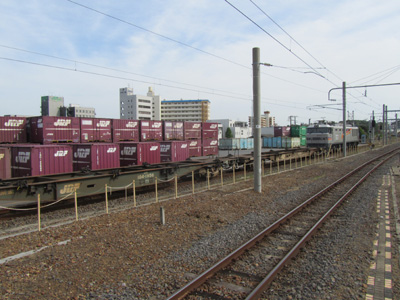 EF510-510に牽かれるコキ104形＠土浦駅