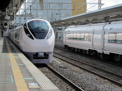 E657系（試運転）とE651系のすれ違い＠土浦駅