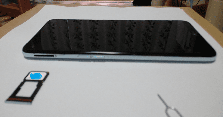 OPPO Reno5AのSIMカードを入れる