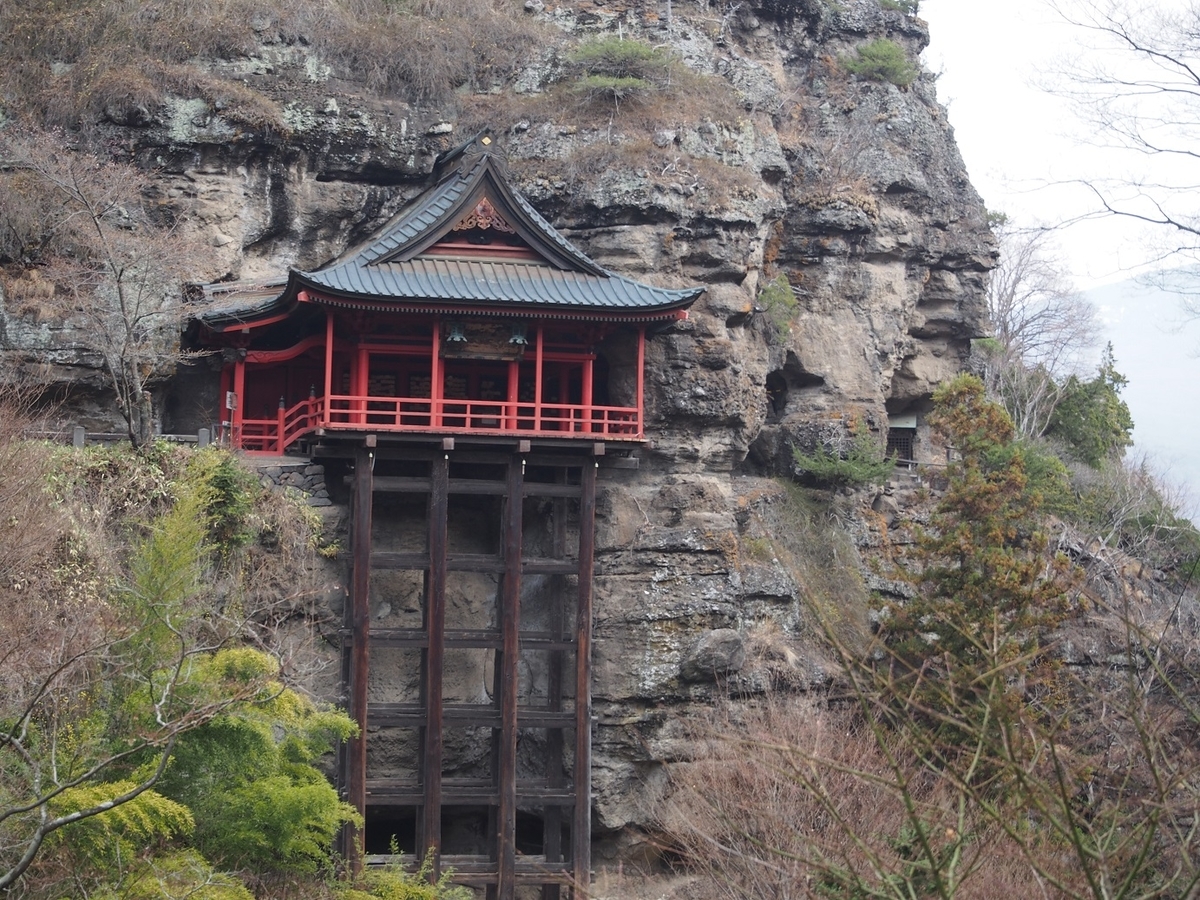 絶景に惹かれて釈尊寺 釈尊寺 布引観音堂 そこにしかない個性 それはオブザイヤー