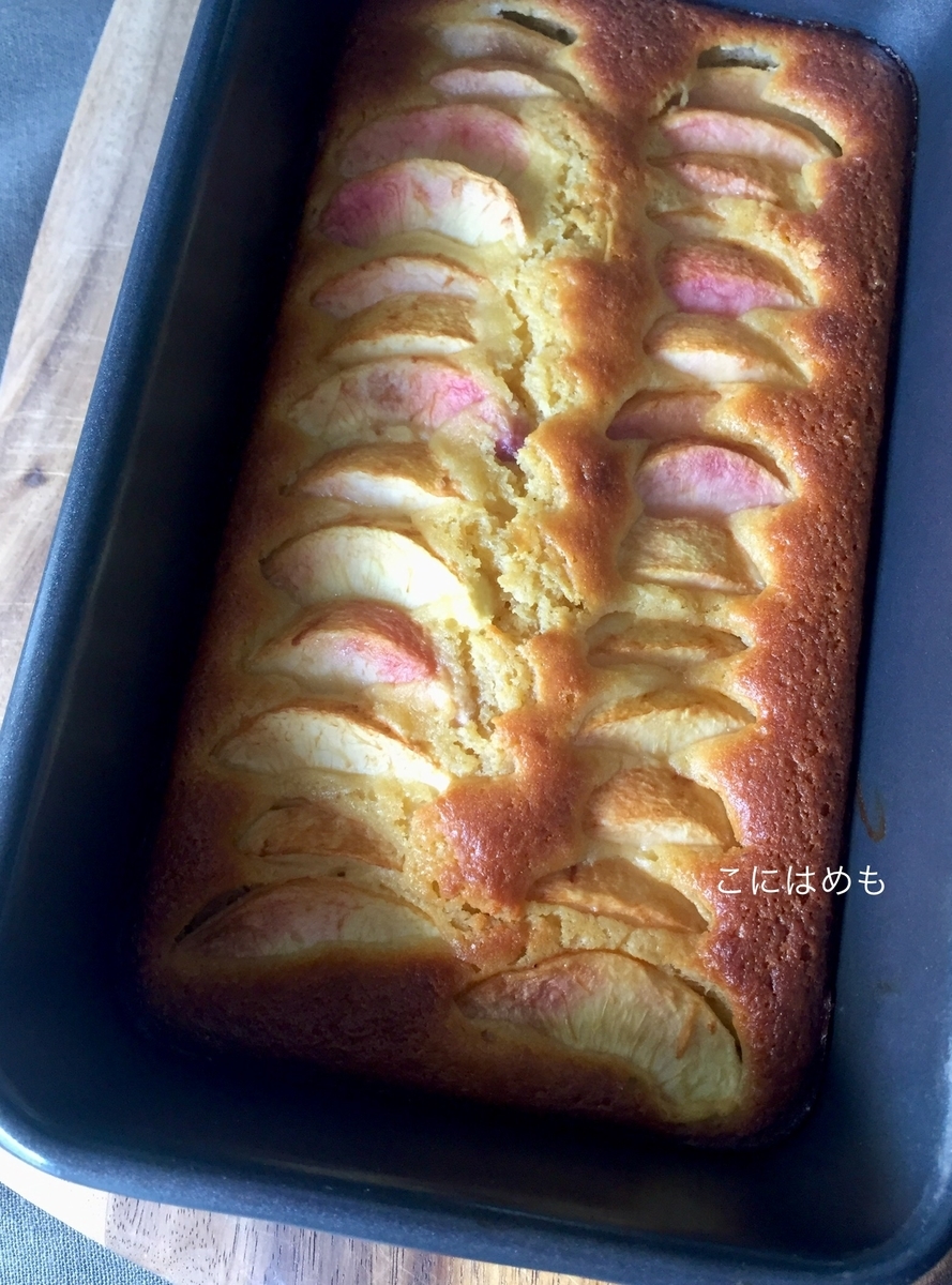 桃とヨーグルトの簡単ケーキ。焼き立て。