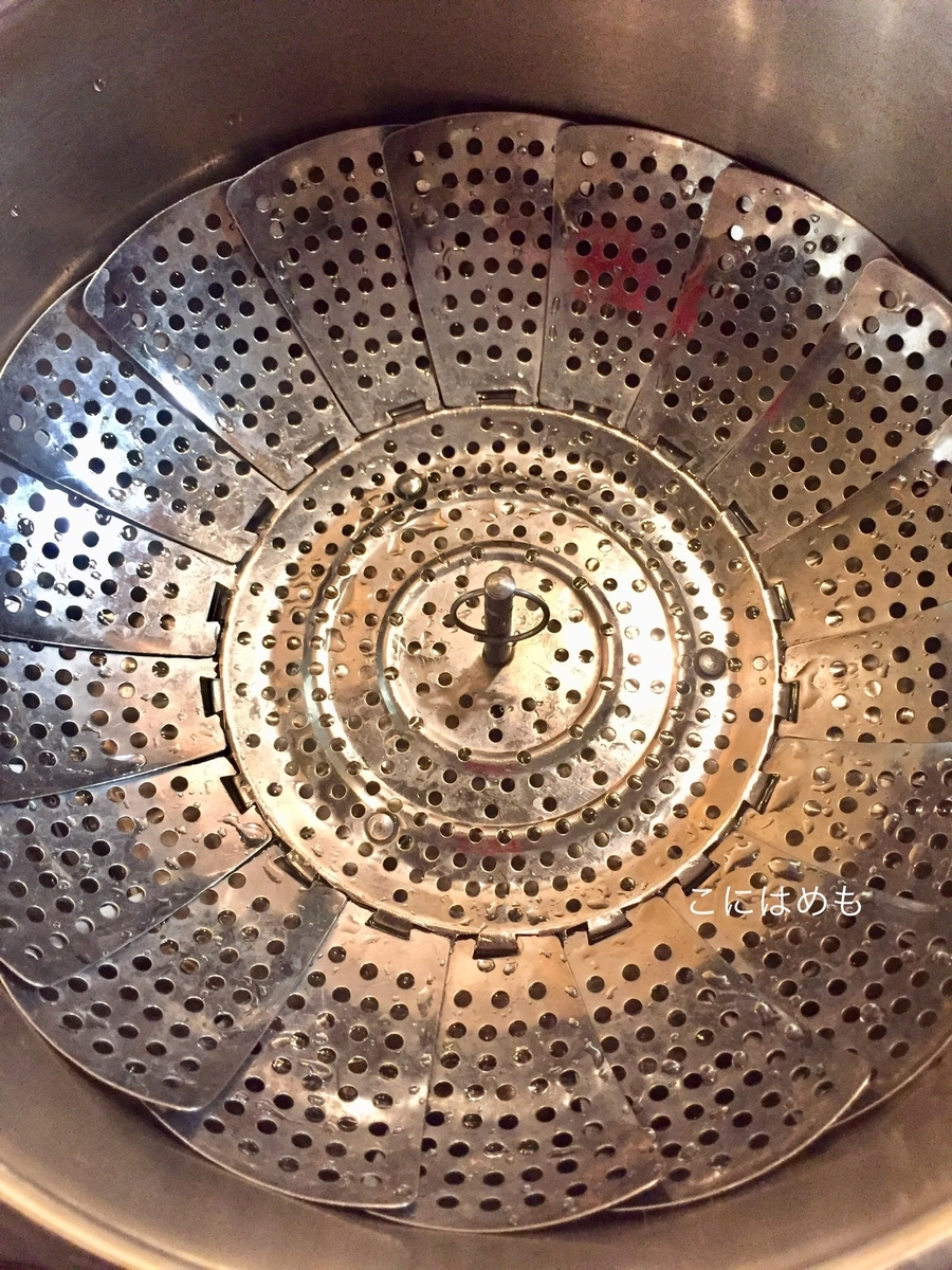 圧力鍋に蒸し器をセットする。