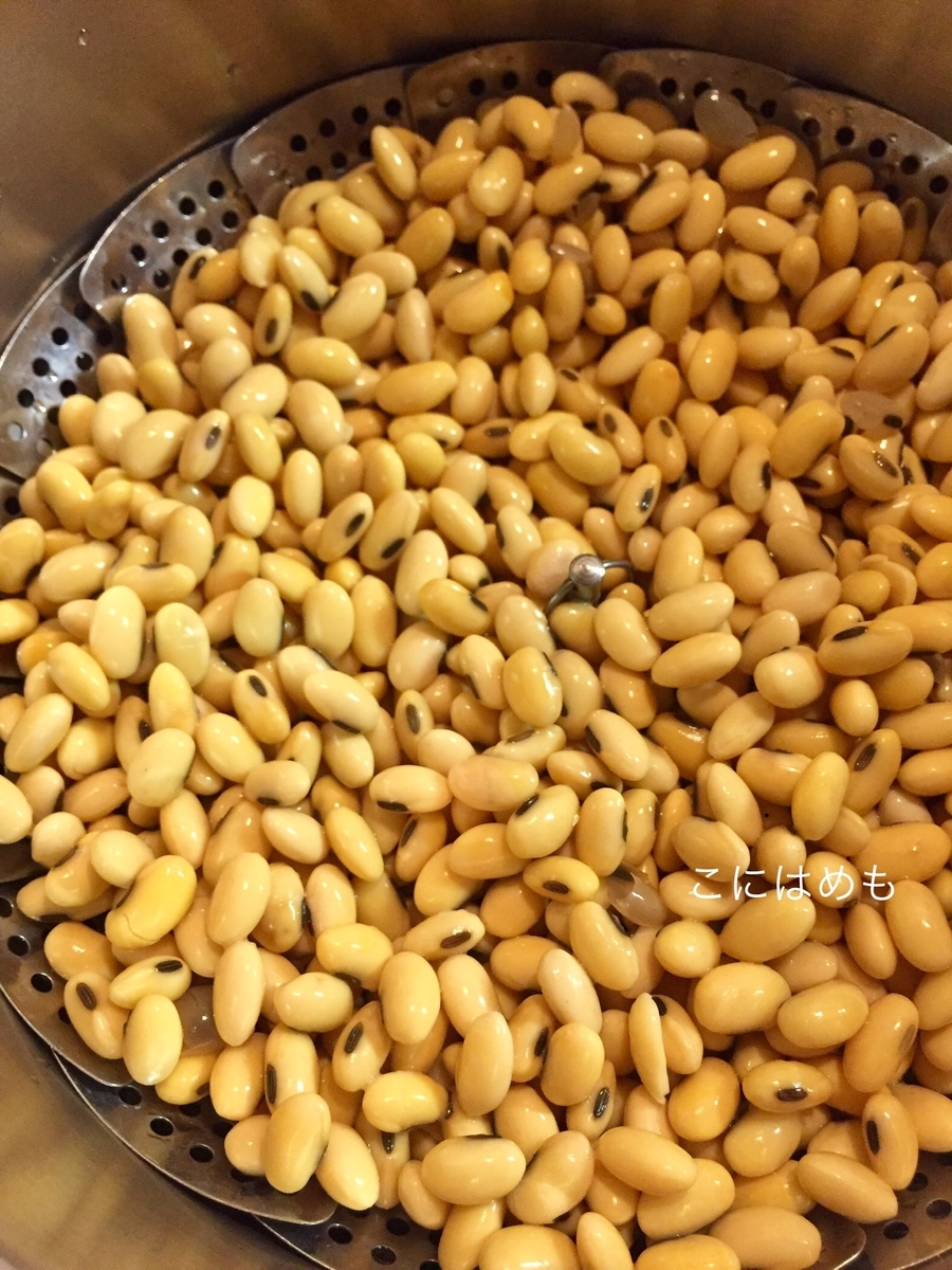一晩お水につけた大豆を蒸し器にのせる。