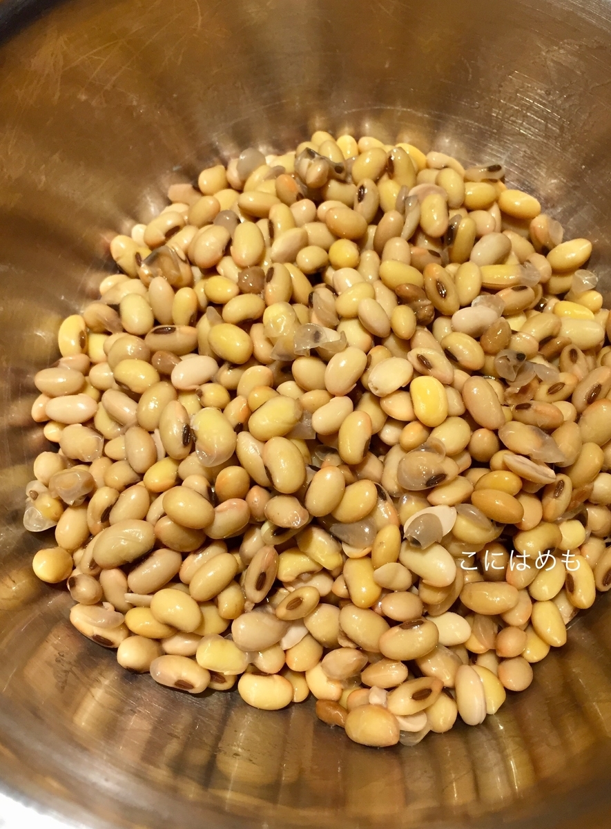 作った納豆菌を蒸した大豆に混ぜる。