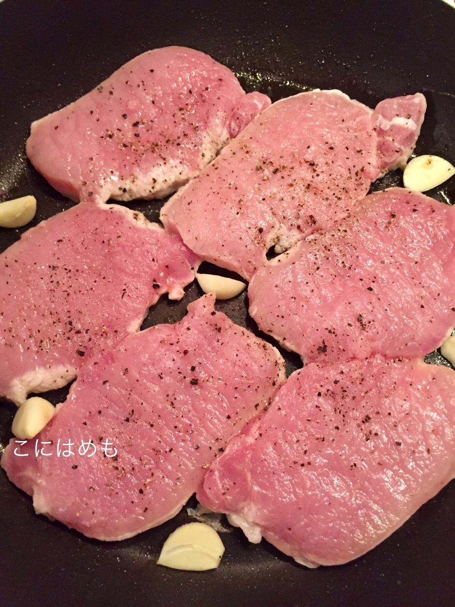 豚肉とにんにく、塩こしょうを入れる。