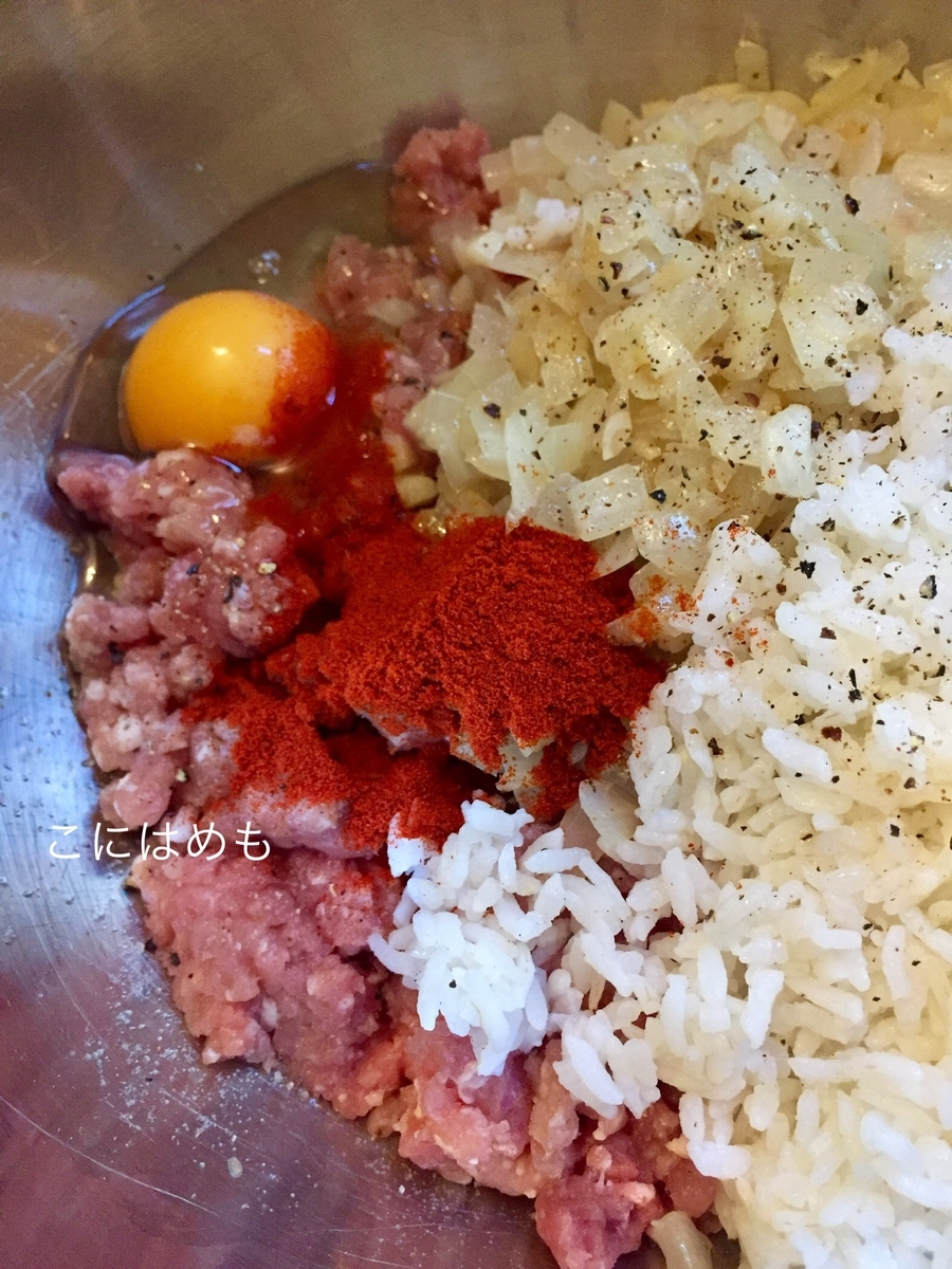 ボウルに肉だねの材料を入れる。