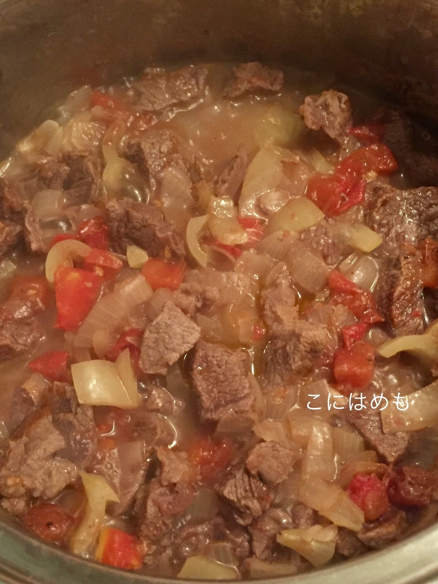 お肉とお野菜から出てきた水分だけで煮込む。