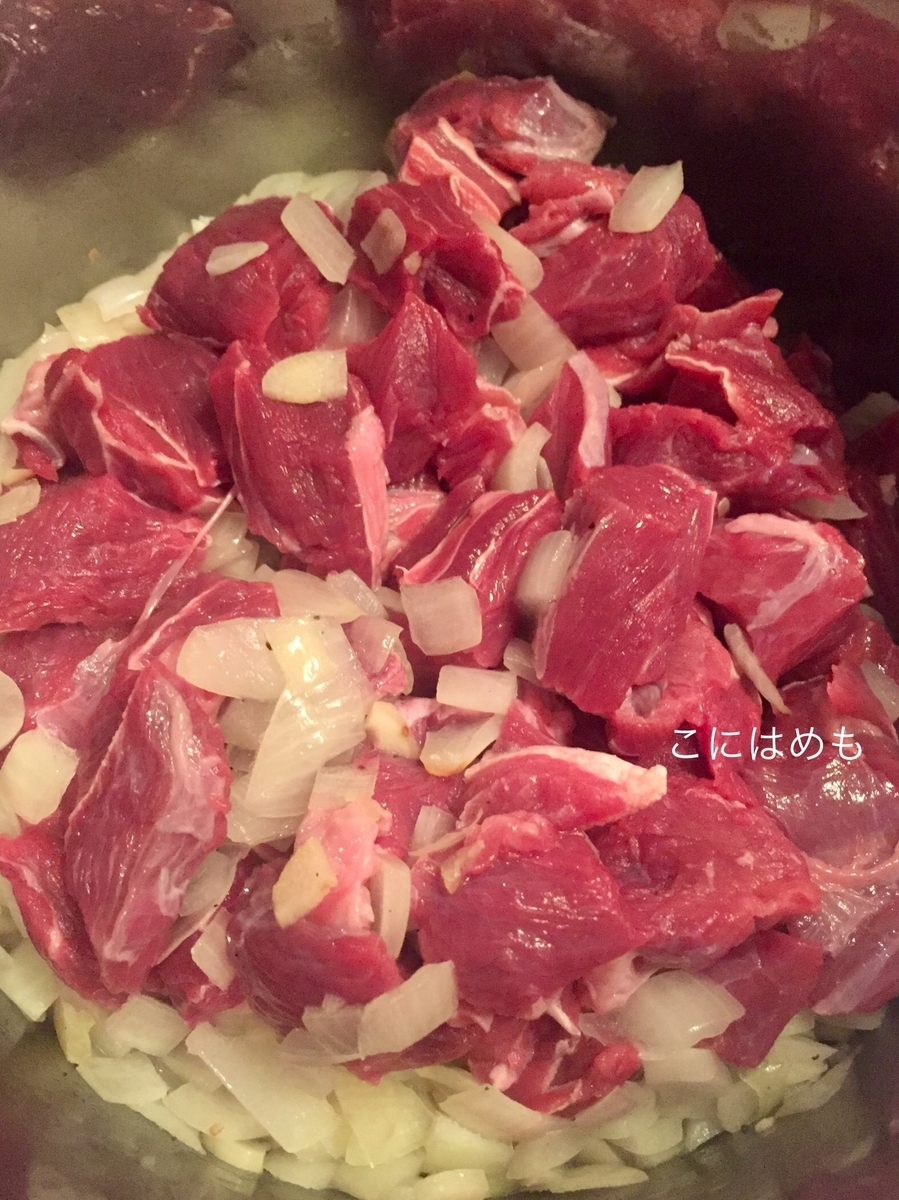 一口大にカットした牛すね肉を入れ、炒める。