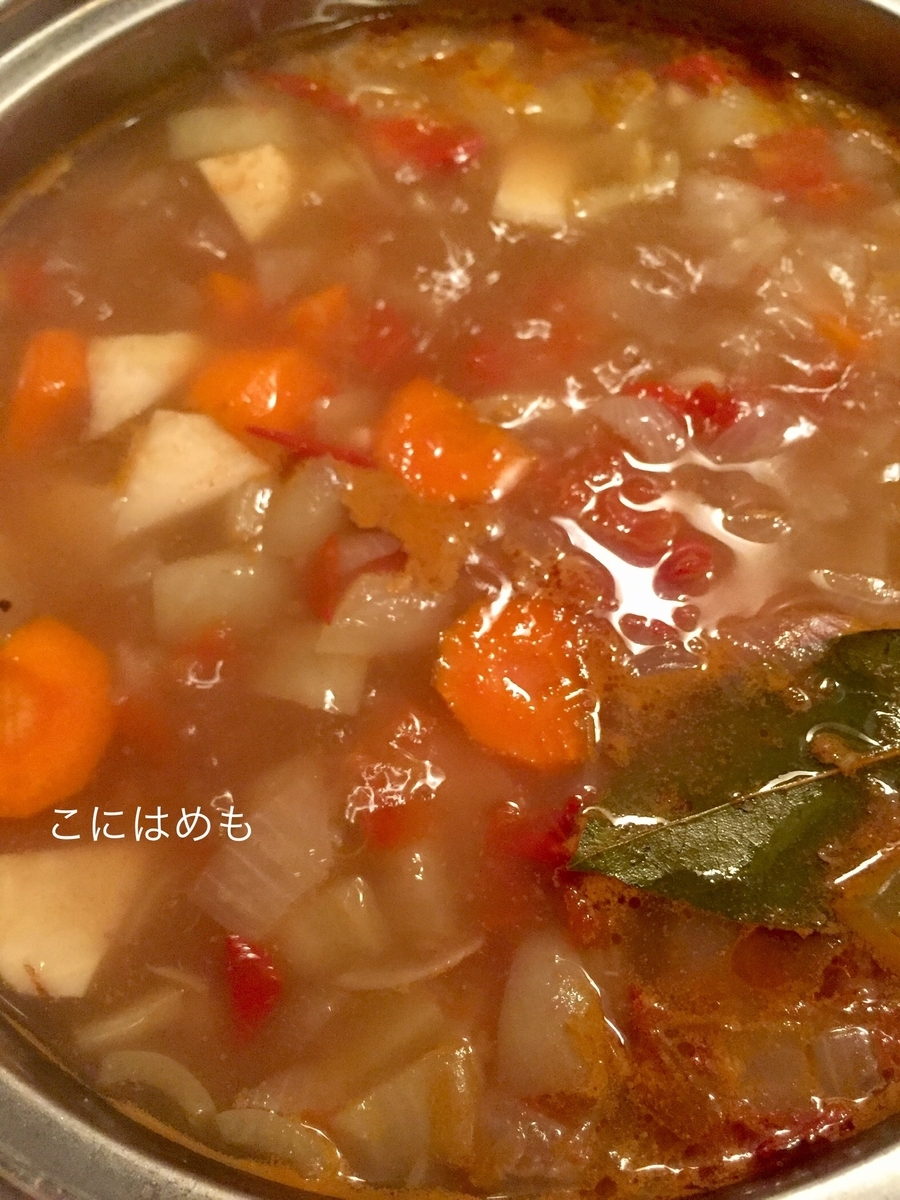 お水を入れ、塩、こしょう、ローリエ、お好みで赤ワインを入れる。