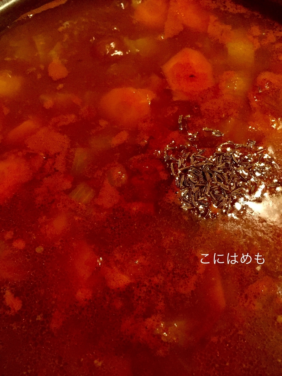 パプリカパウダー、クミンシード、塩、こしょうで味を整える。