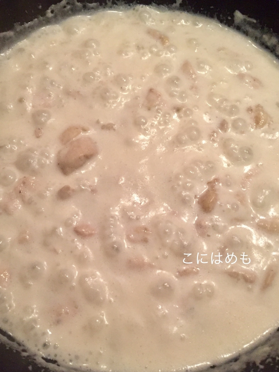 小麦粉が油と馴染んだら、牛乳を入れ、火にかける。