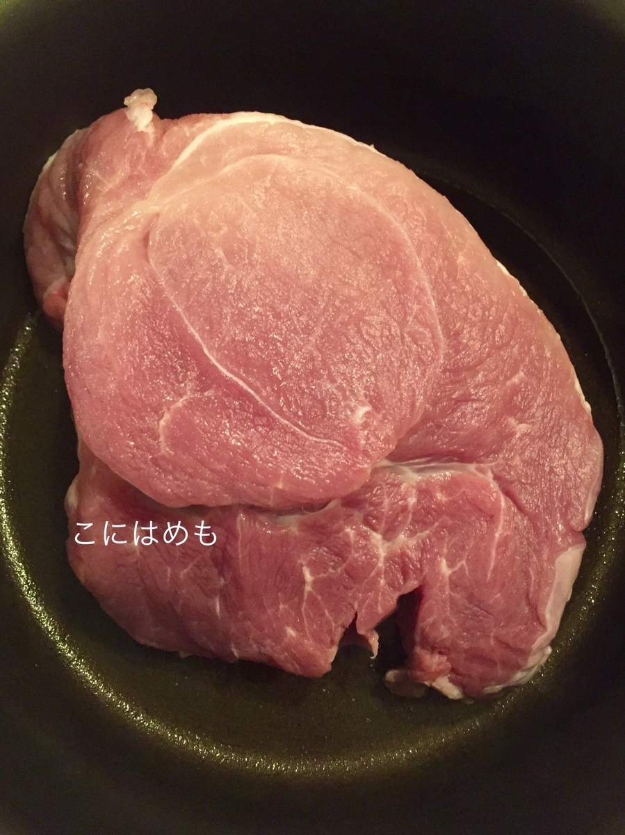 深めのフライパンに豚かたまり肉を入れる。