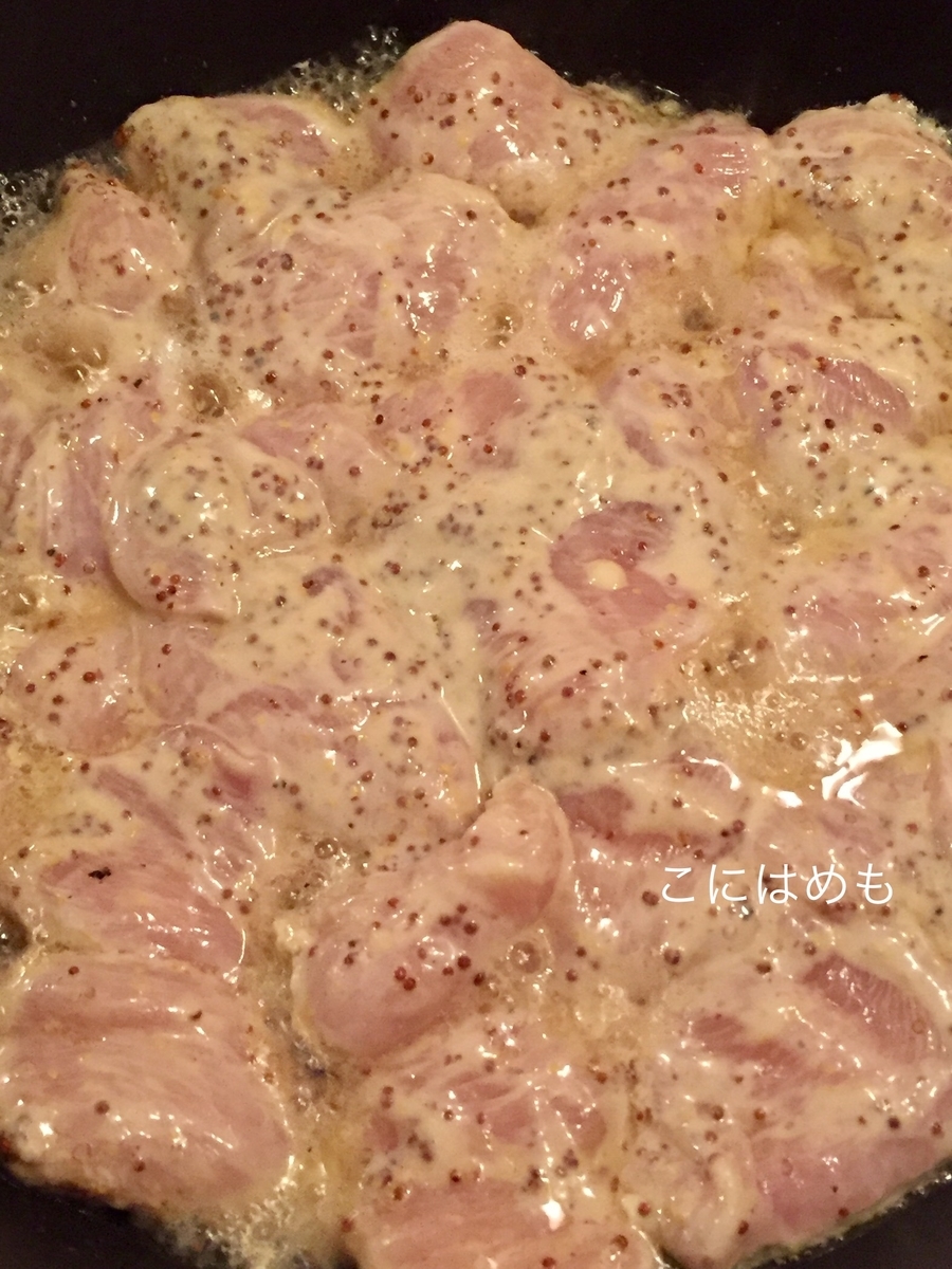 鶏肉を入れて、炒める。