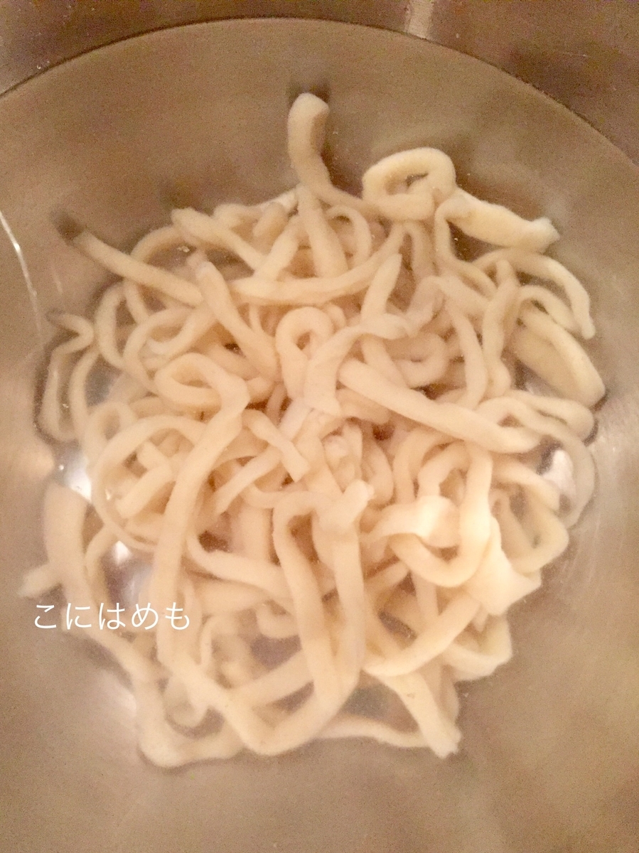 手打ちうどんを茹でて準備する。