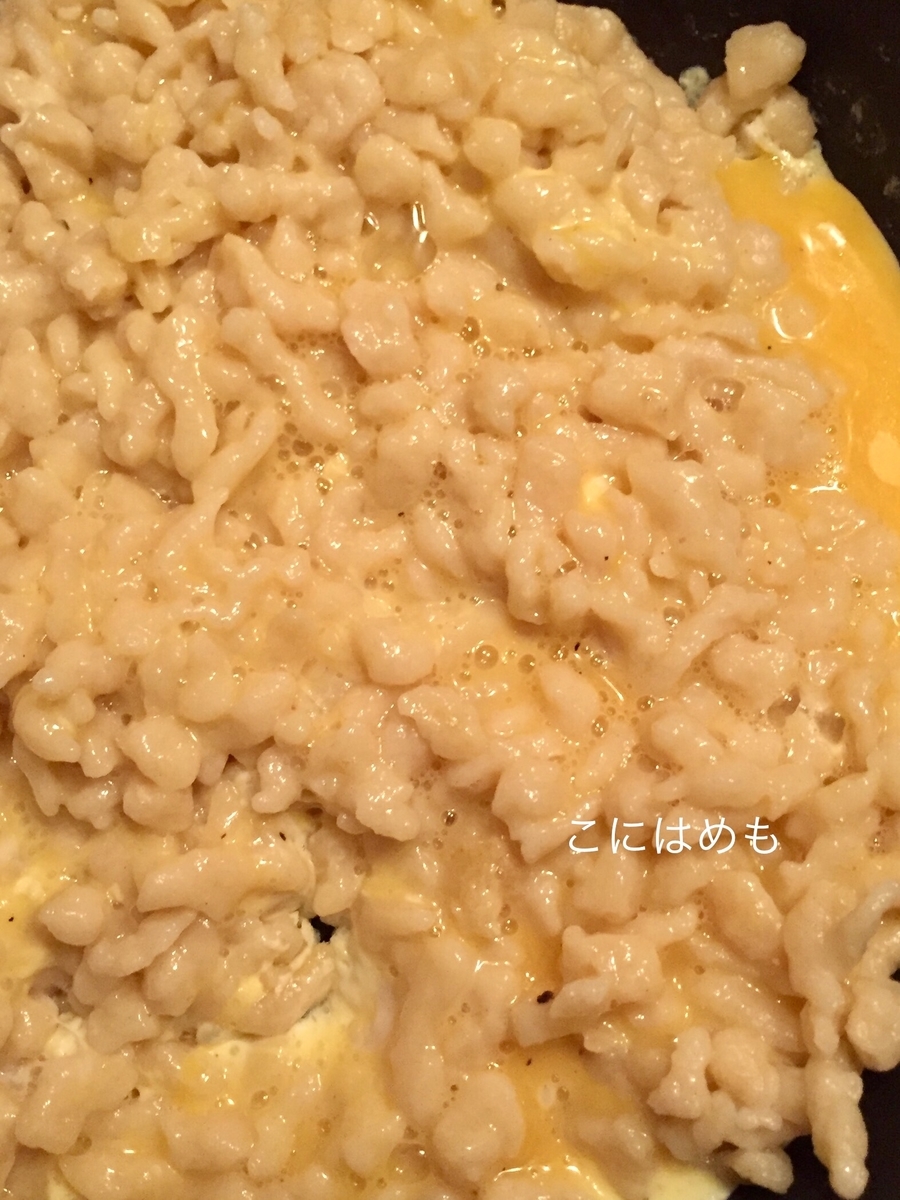 たまごと手作りパスタを炒める。