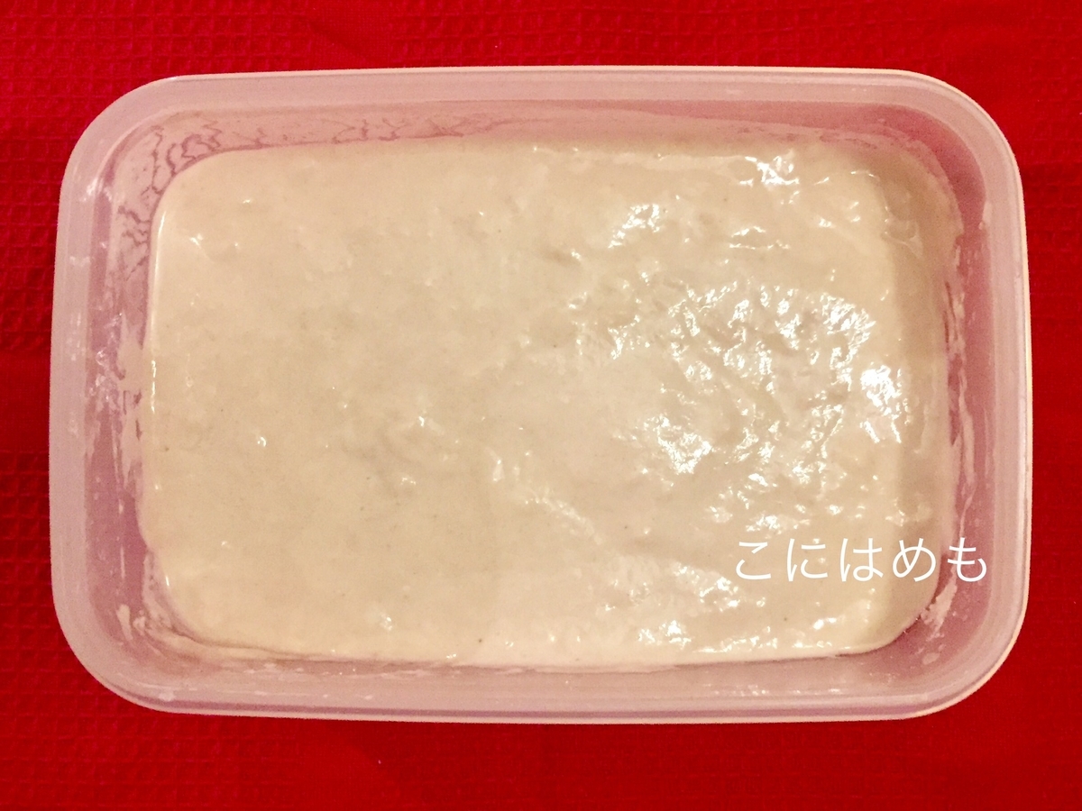 天然酵母を30g、強力粉75g、お水75gを混ぜる。