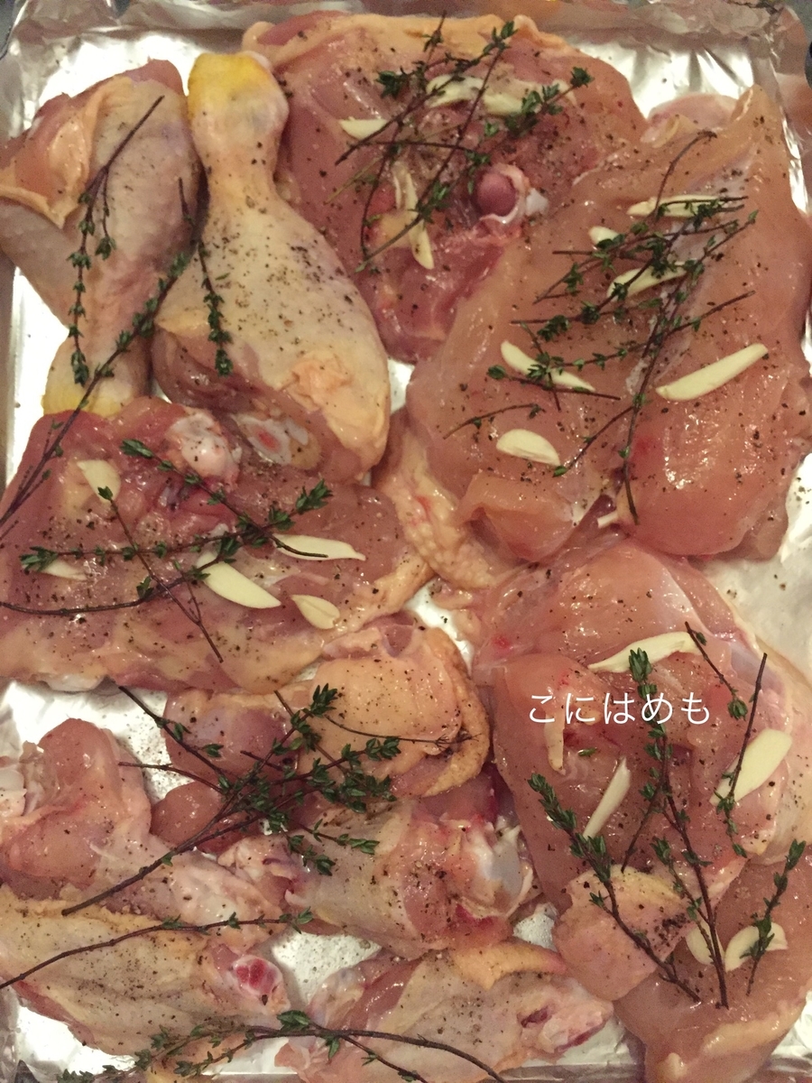 鶏肉に塩こしょう、にんにく、タイムをのせる。