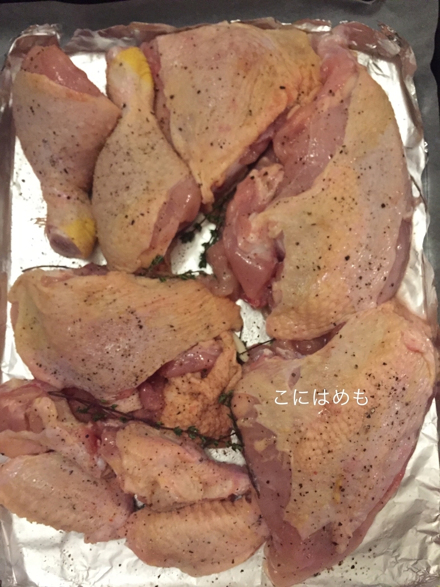 鶏肉の皮が上になるように、ひっくり返して塩こしょうする。