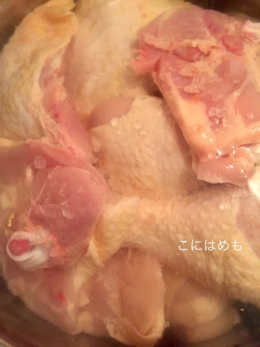 お鍋に鶏モモ肉を入れて、お水とお塩を入れて火にかける。(強火)