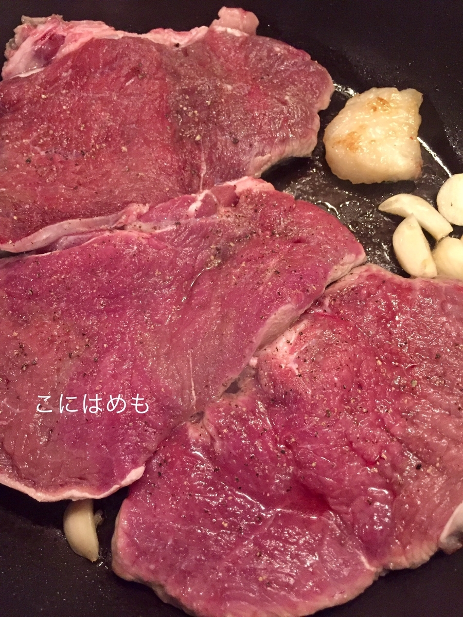 フライパンを温めて、オリーブオイルを入れて、牛肉、牛脂、にんにくを入れて両面焼く。