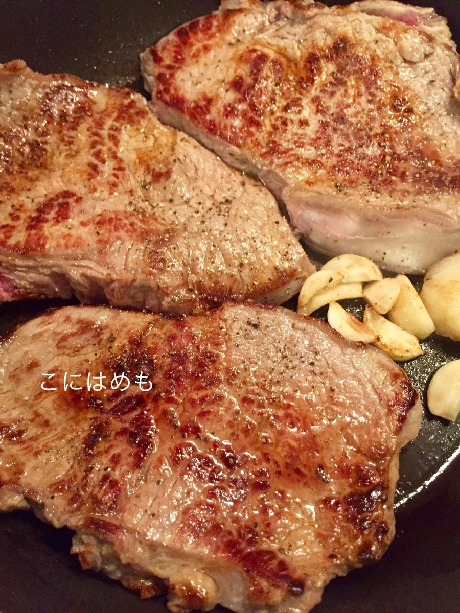 フライパンを温めて、オリーブオイルを入れて、牛肉、牛脂、にんにくを入れて両面焼く。