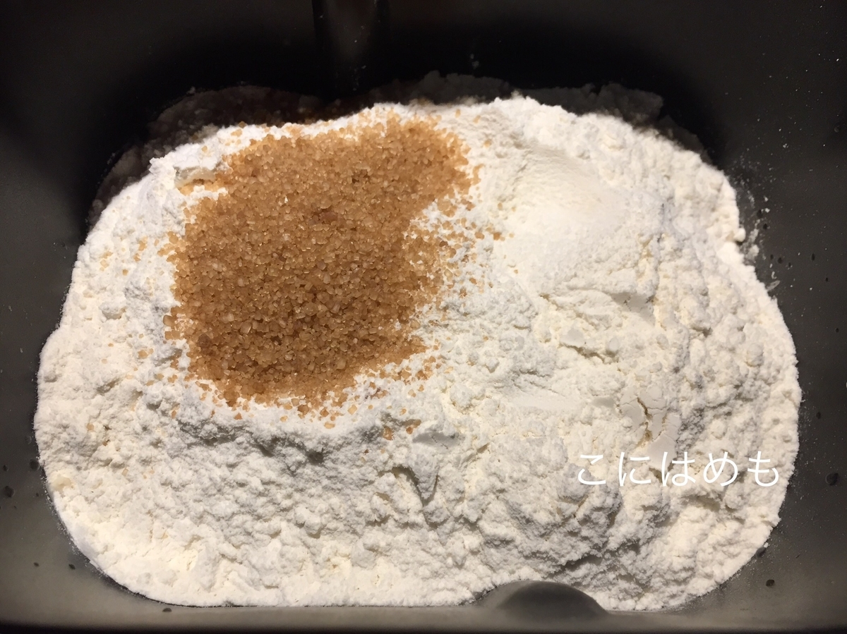 HBのパンケースにお水、強力粉、薄力粉、お水、お砂糖を入れて混ぜる。