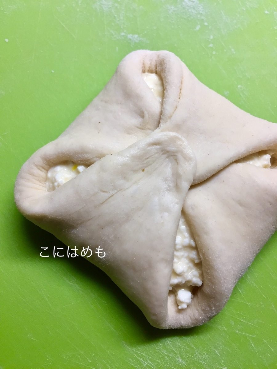 パン生地を伸ばし、カッテージチーズをのせて、形を作る。