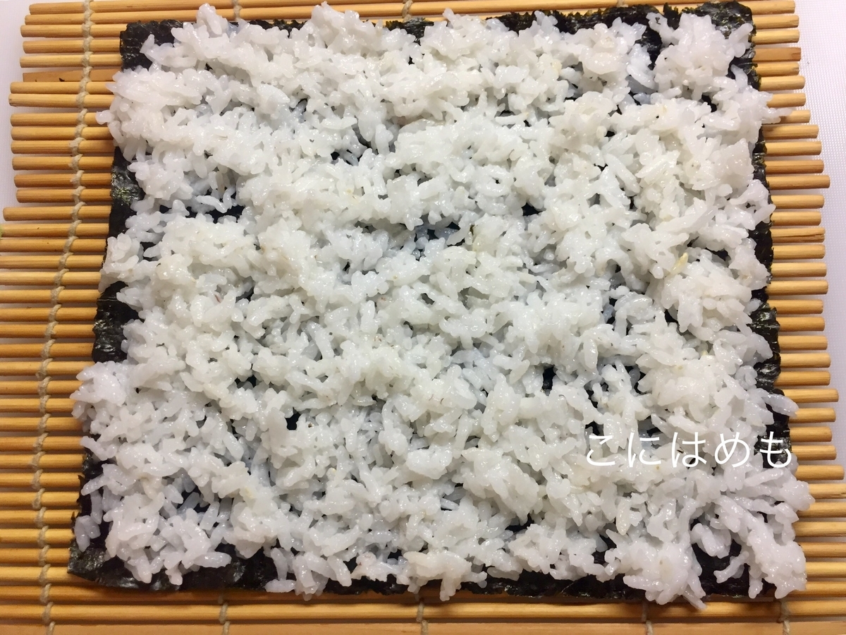 ご飯をまんべんなくのせていく。