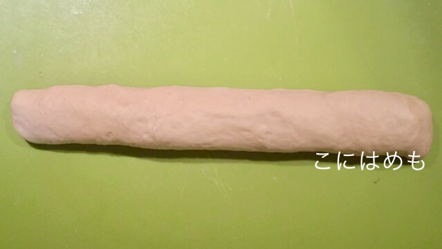 パン生地とハムを巻いていく。
