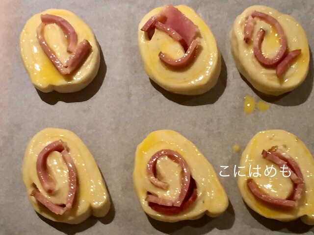 溶いたたまごを上に塗る。