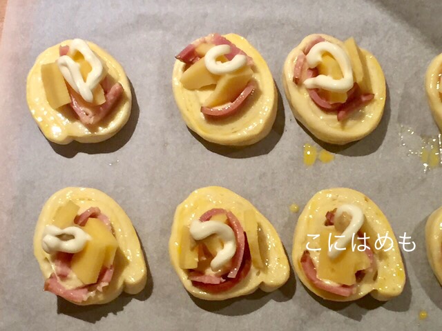 お好みでマヨネーズとチーズをのせる。