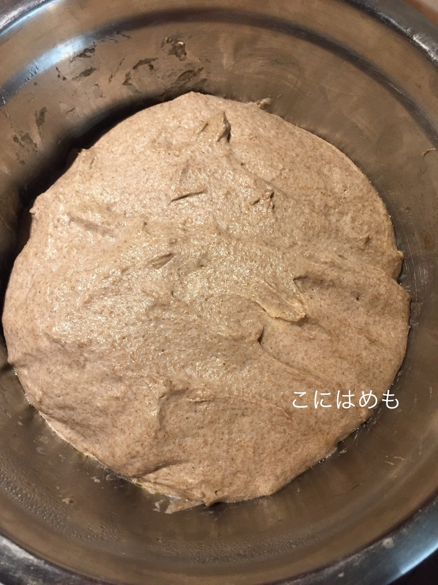 パン生地を折りたたむ工程を3回、1時間室温で休ませたパン生地。