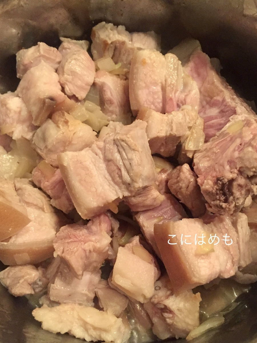 玉ねぎ、豚肉を炒める。