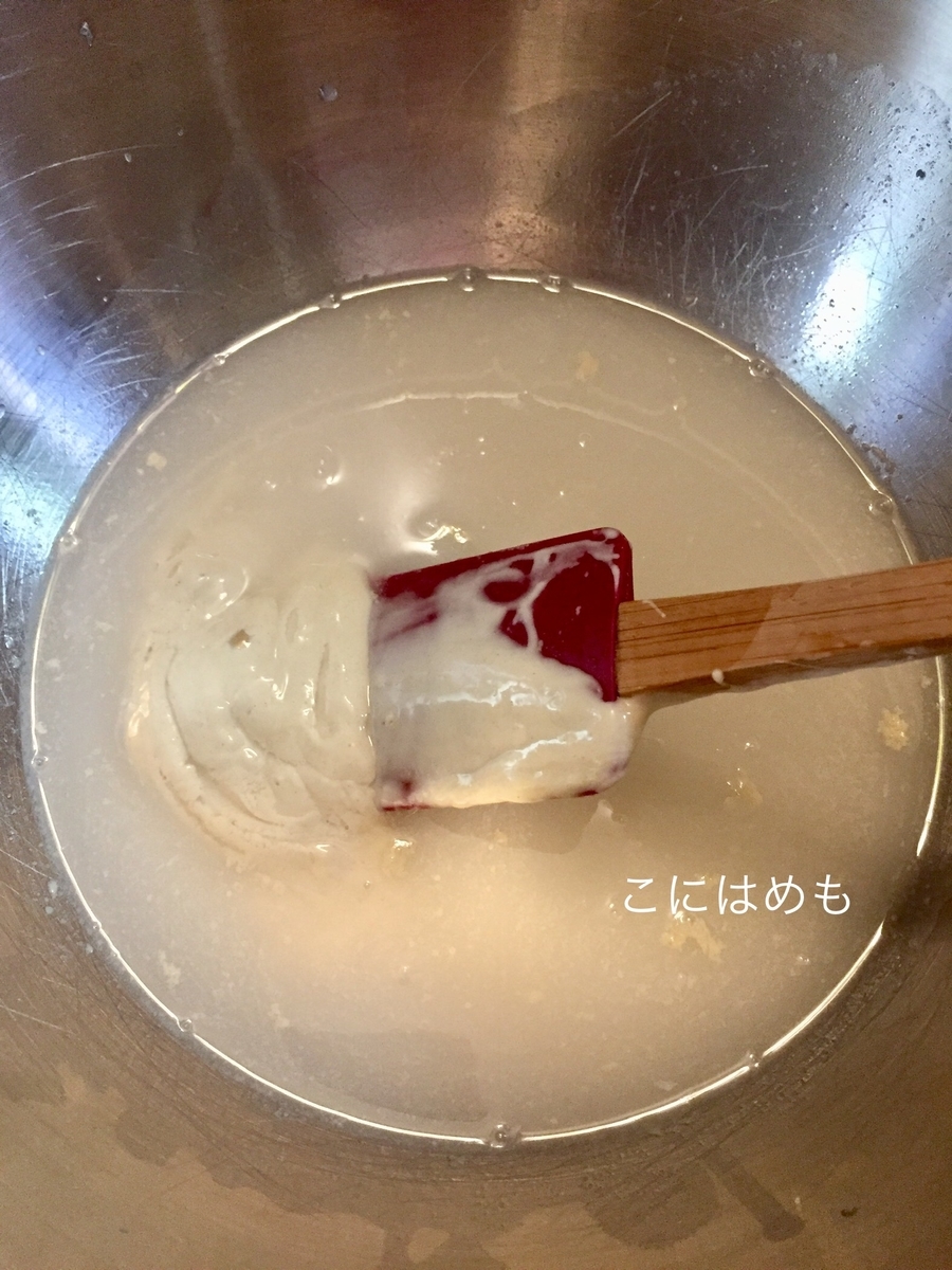 ボウルに天然酵母(前日から用意していたもの)とお水を入れて混ぜる。