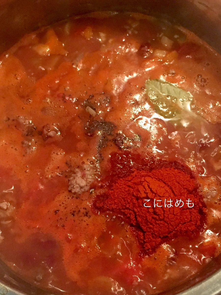 トマト缶、お水、パプリカパウダー、ワイン、ローリエを入れて30分ほど煮込む。