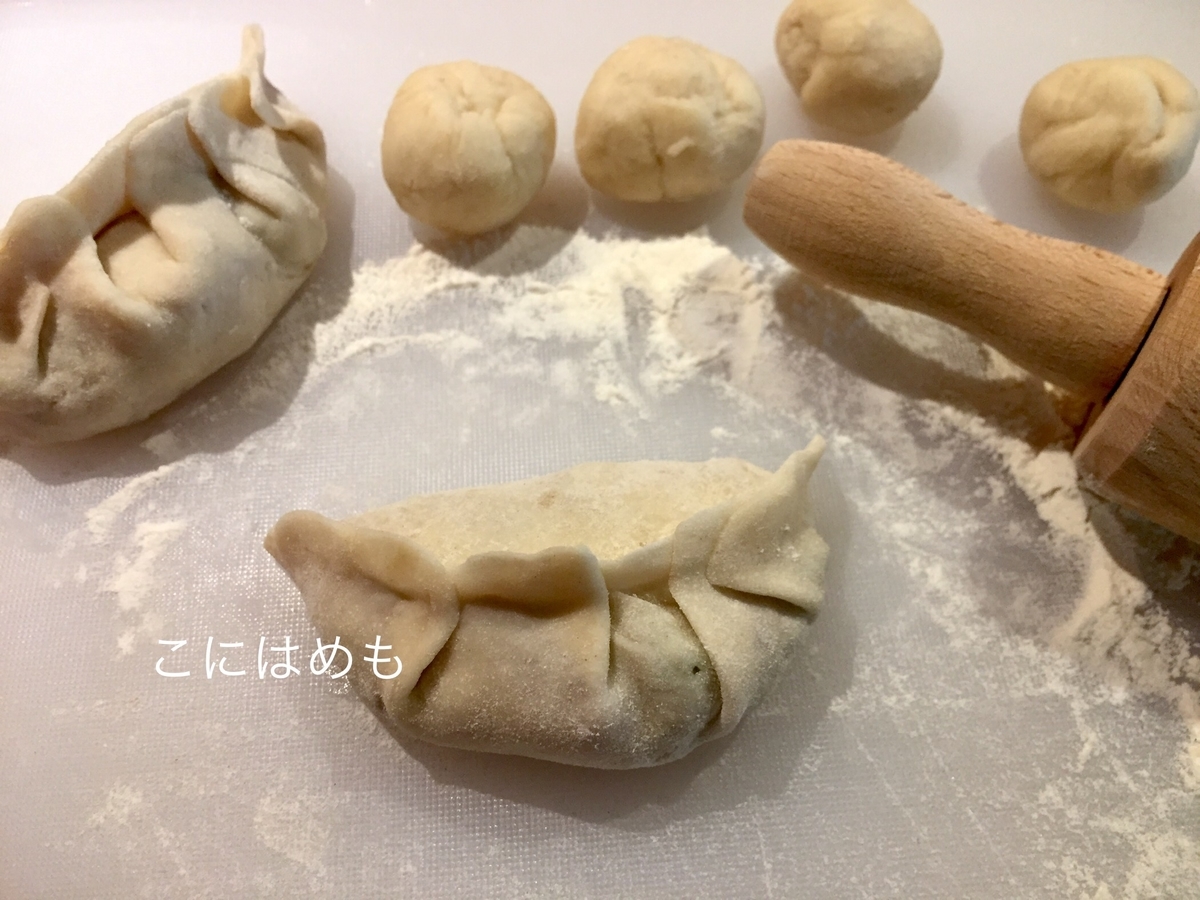 ひだを作りながら餃子を包む。