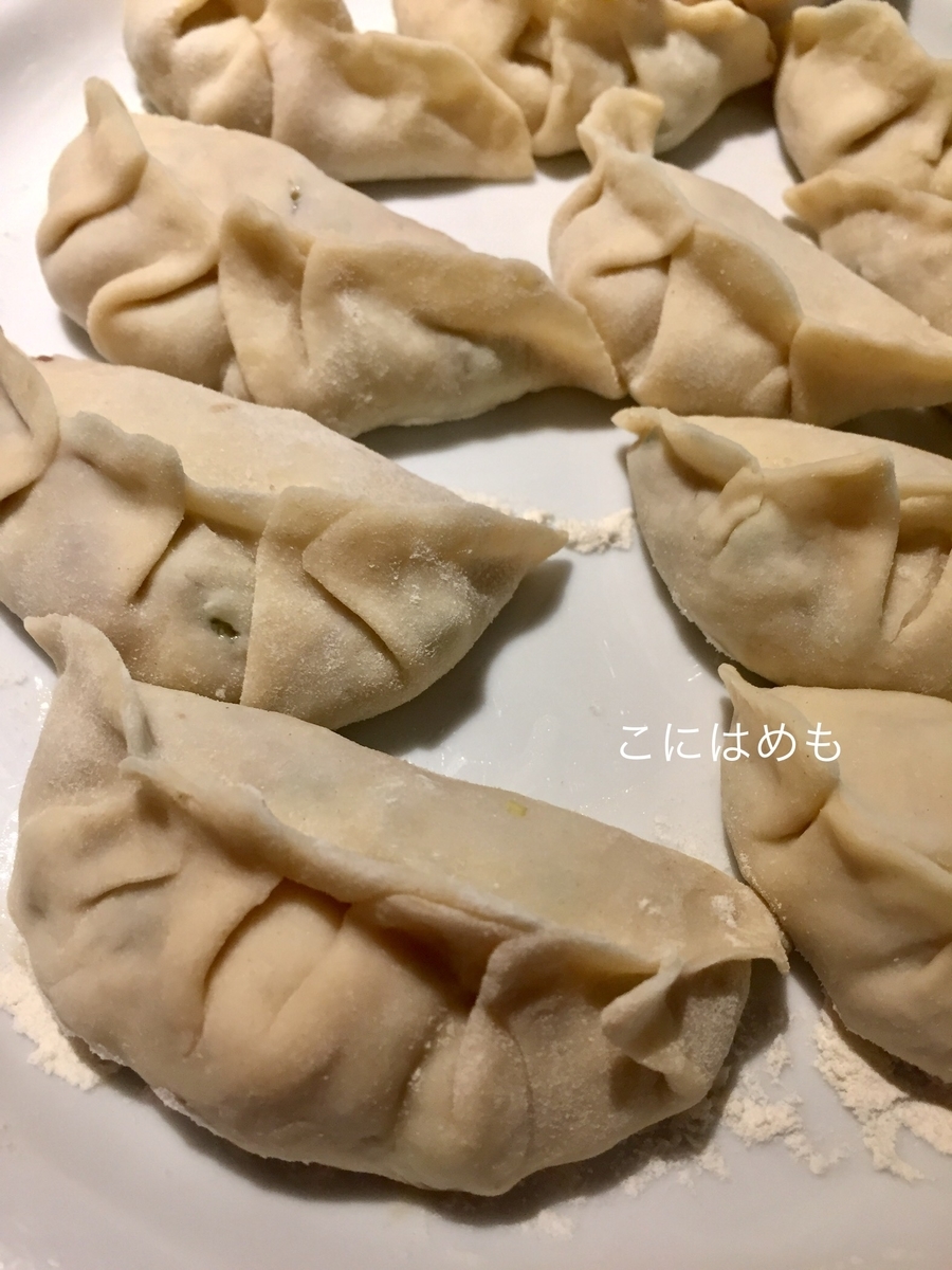 餃子を包む。