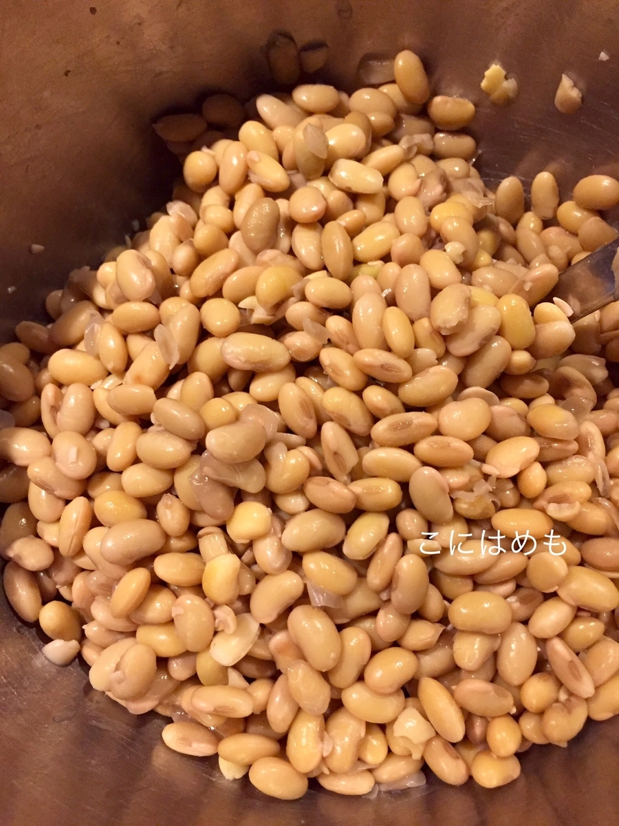 蒸し大豆と納豆菌を混ぜたもの。