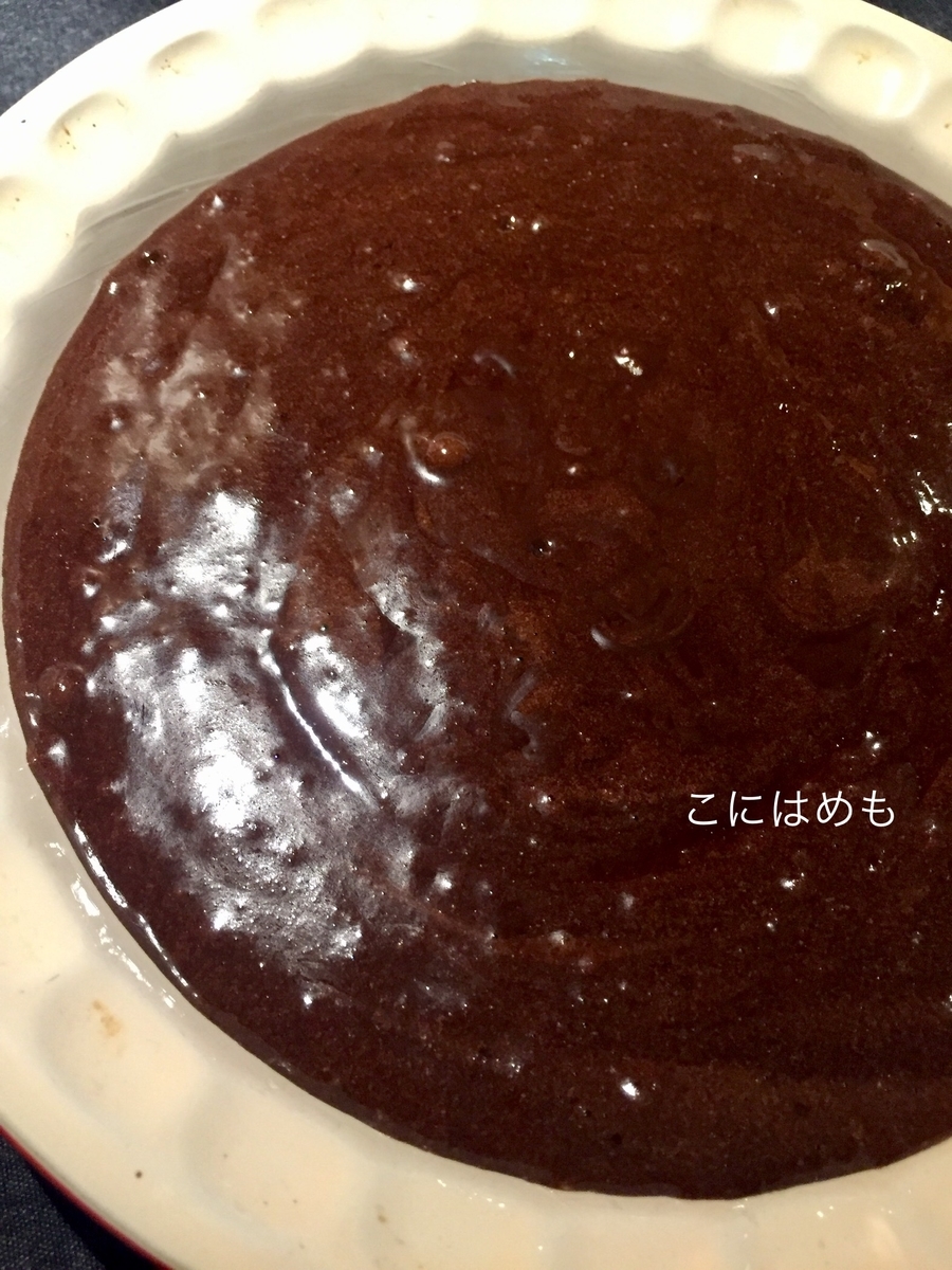 ケーキの型にバターを薄く塗り、170℃のオーブンで30〜40分焼く。