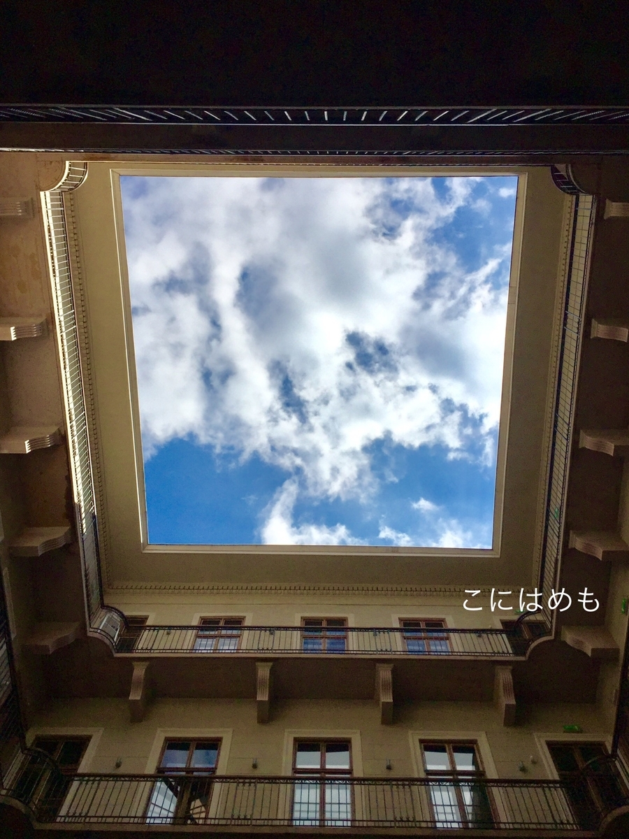 ブダペストのカフェの中庭からの空。