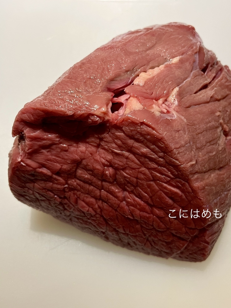 牛肉に下味(にんにく、塩、黒こしょう)をつける。