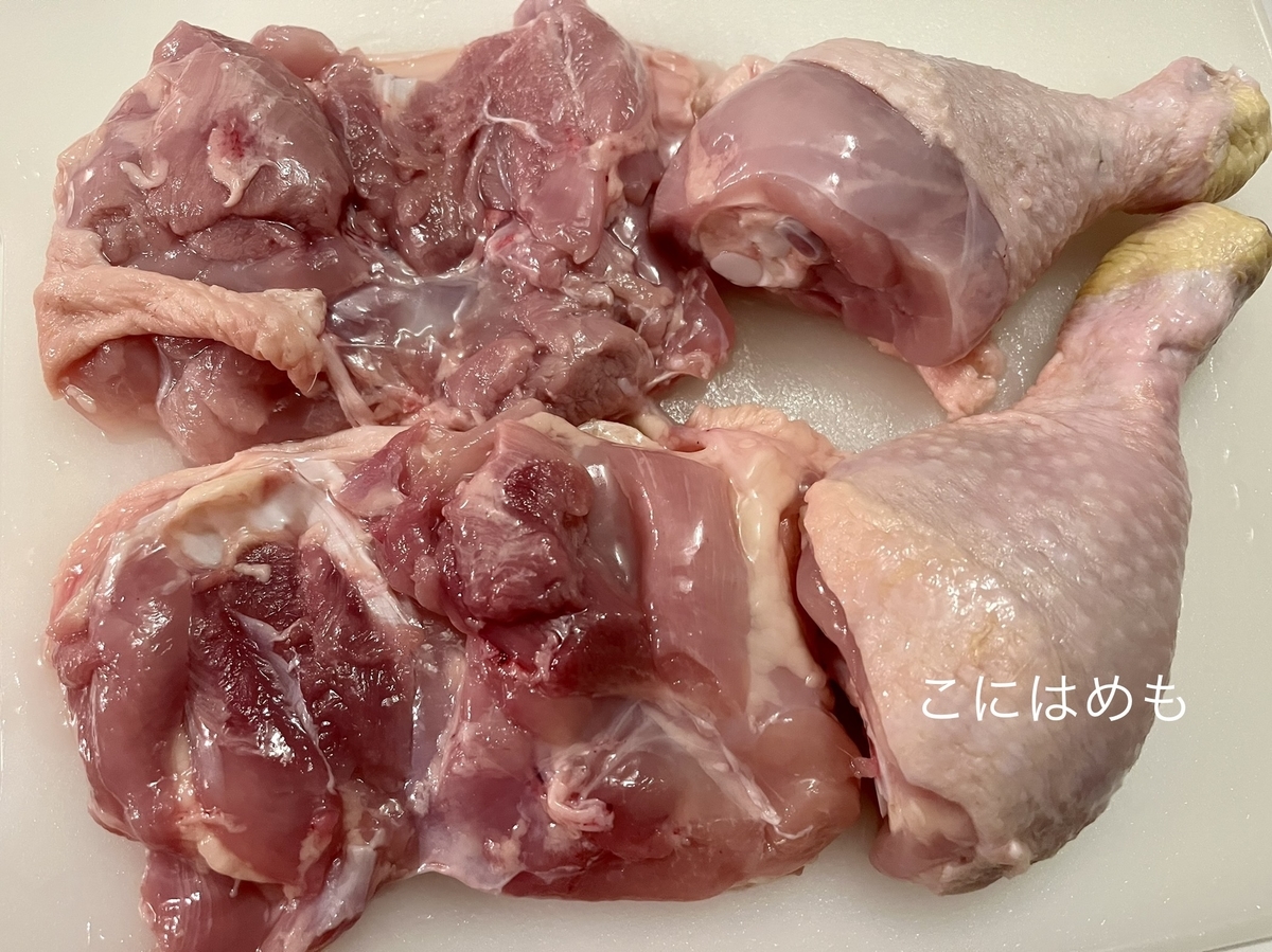 骨付き鶏もも肉をカットして、お鍋に入れる。