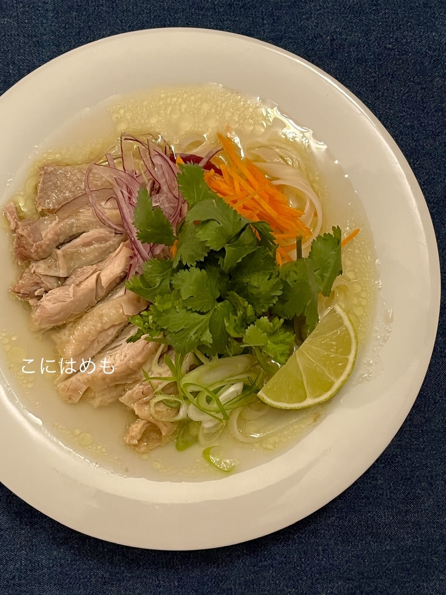 ハンガリーで作るベトナム料理「Phở gà:フォー ガー」鶏肉のライスヌードル。