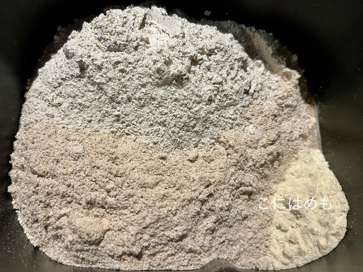 HBのパンケースに水、スペルト小麦、強力粉、ライ麦粉を入れ、よく混ぜ合わせる。