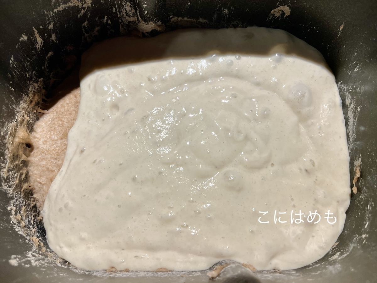 元気な天然酵母を加えて、よく混ぜ合わせる。