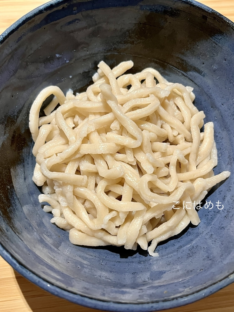 自家製「手打ちラーメン」を茹でる。