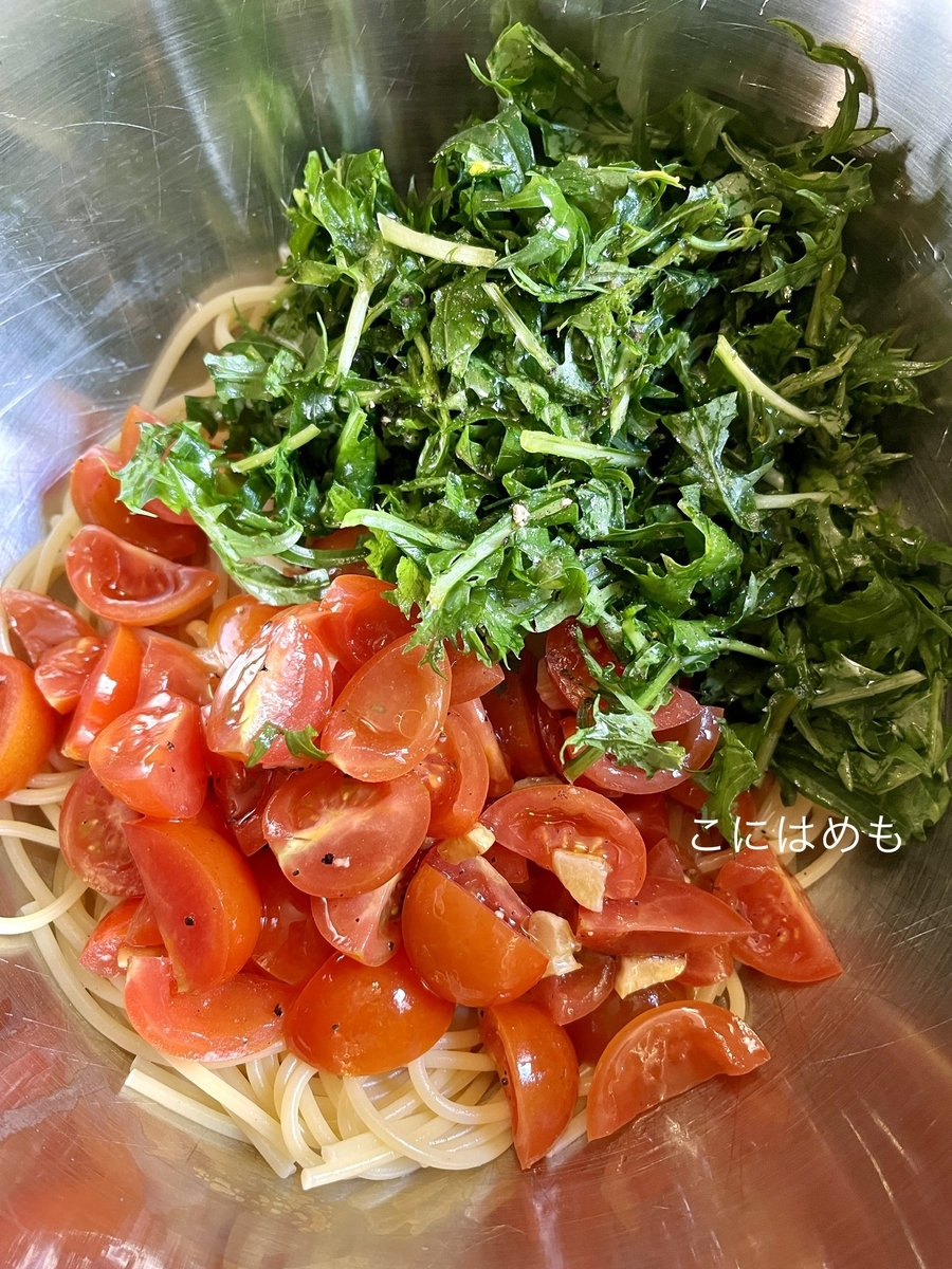 簡単「ミニトマトのフレッシュパスタソース」と水菜と生ハムのスパゲッティ。